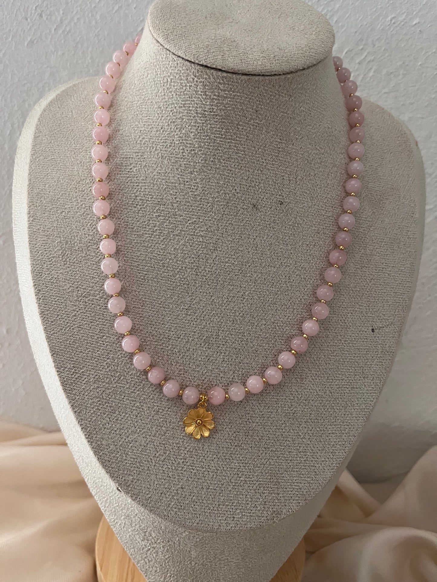 Collana con perle in Quarzo Rosa e pendente fiore 18k