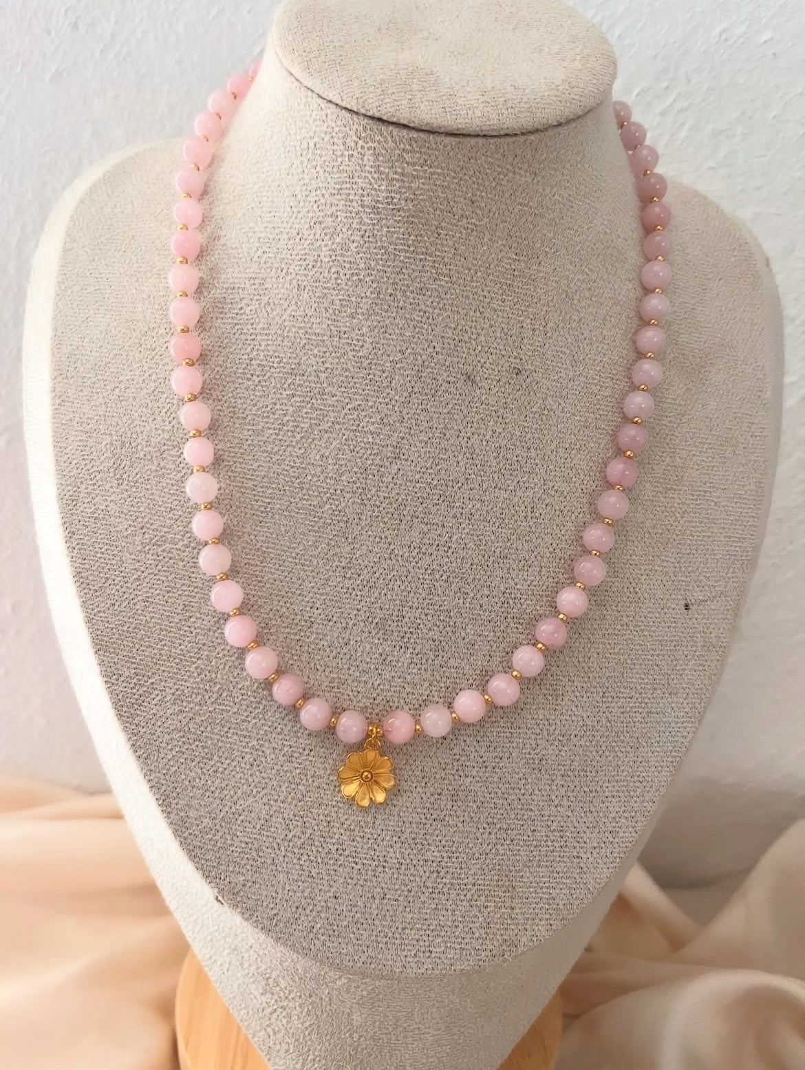 Collana con perle in Quarzo Rosa e pendente fiore 18k