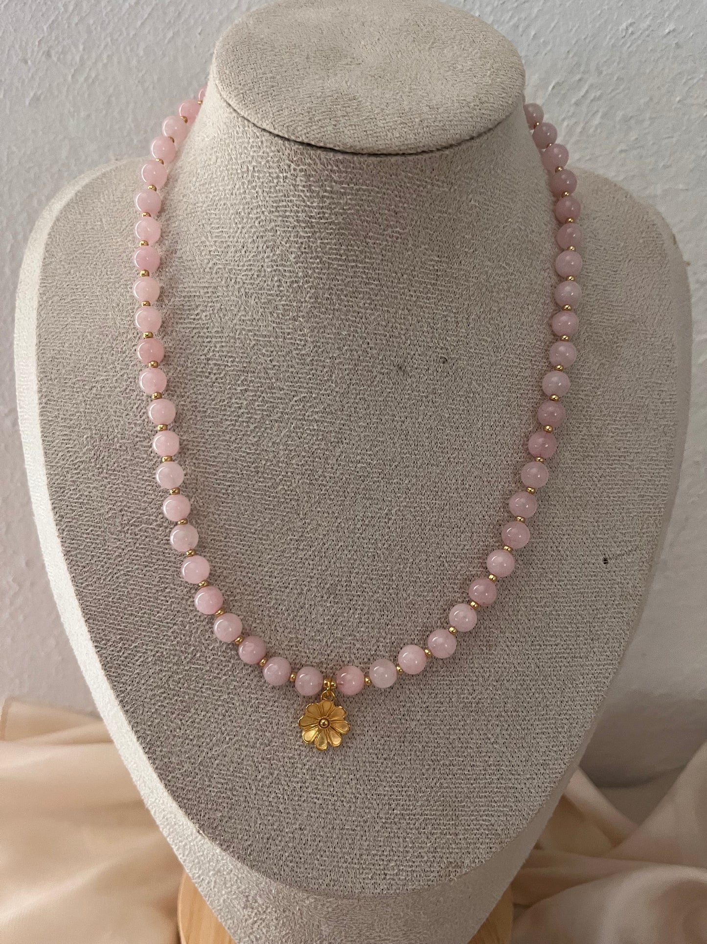 Collana con perle in Quarzo Rosa e pendente fiore 18k