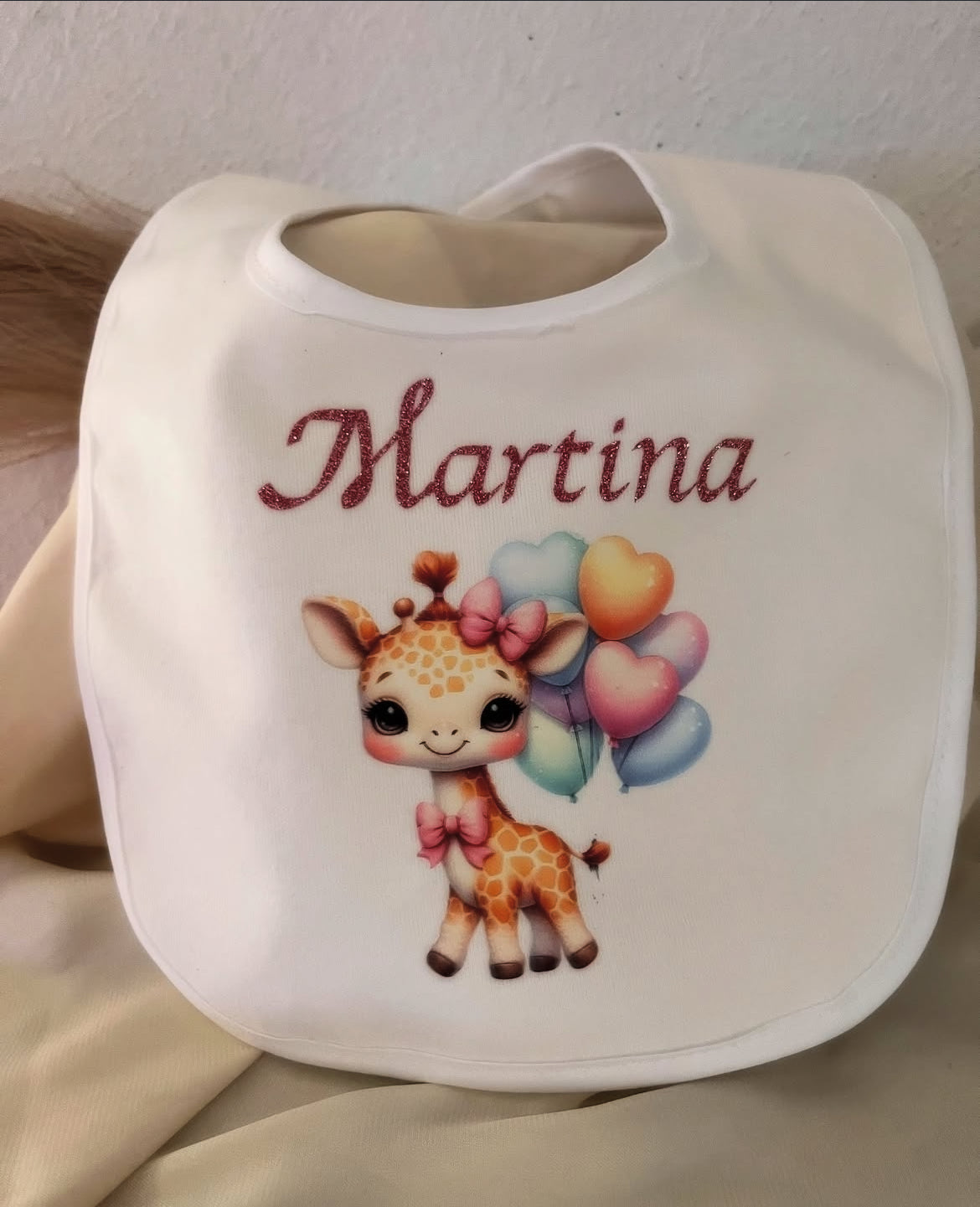 Bavaglino bianco personalizzato con nome – Stampa a tema variabile