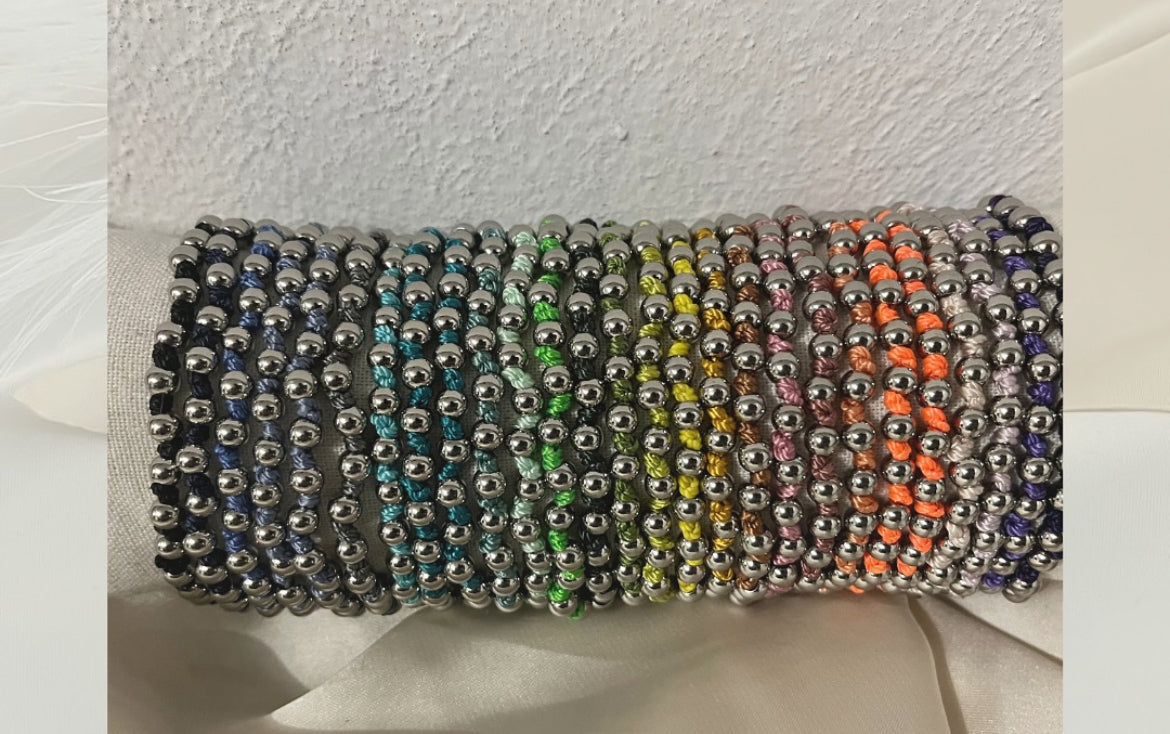 Bracciale con filo colorato e perline in acciaio inox su misura