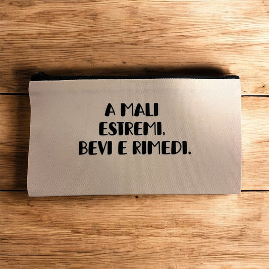 Pochette personalizzata “A mali estremi, bevi e rimedi” – Idea regalo simpatica