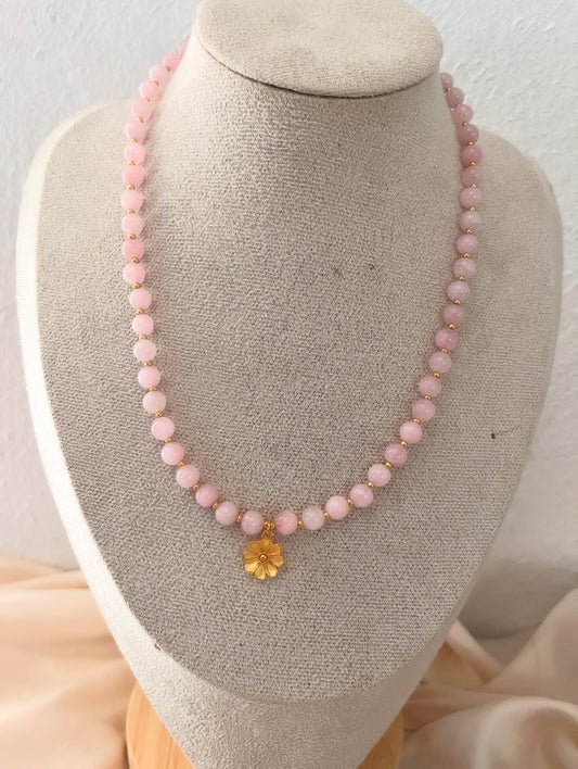Collana con perle in Quarzo Rosa e pendente fiore 18k