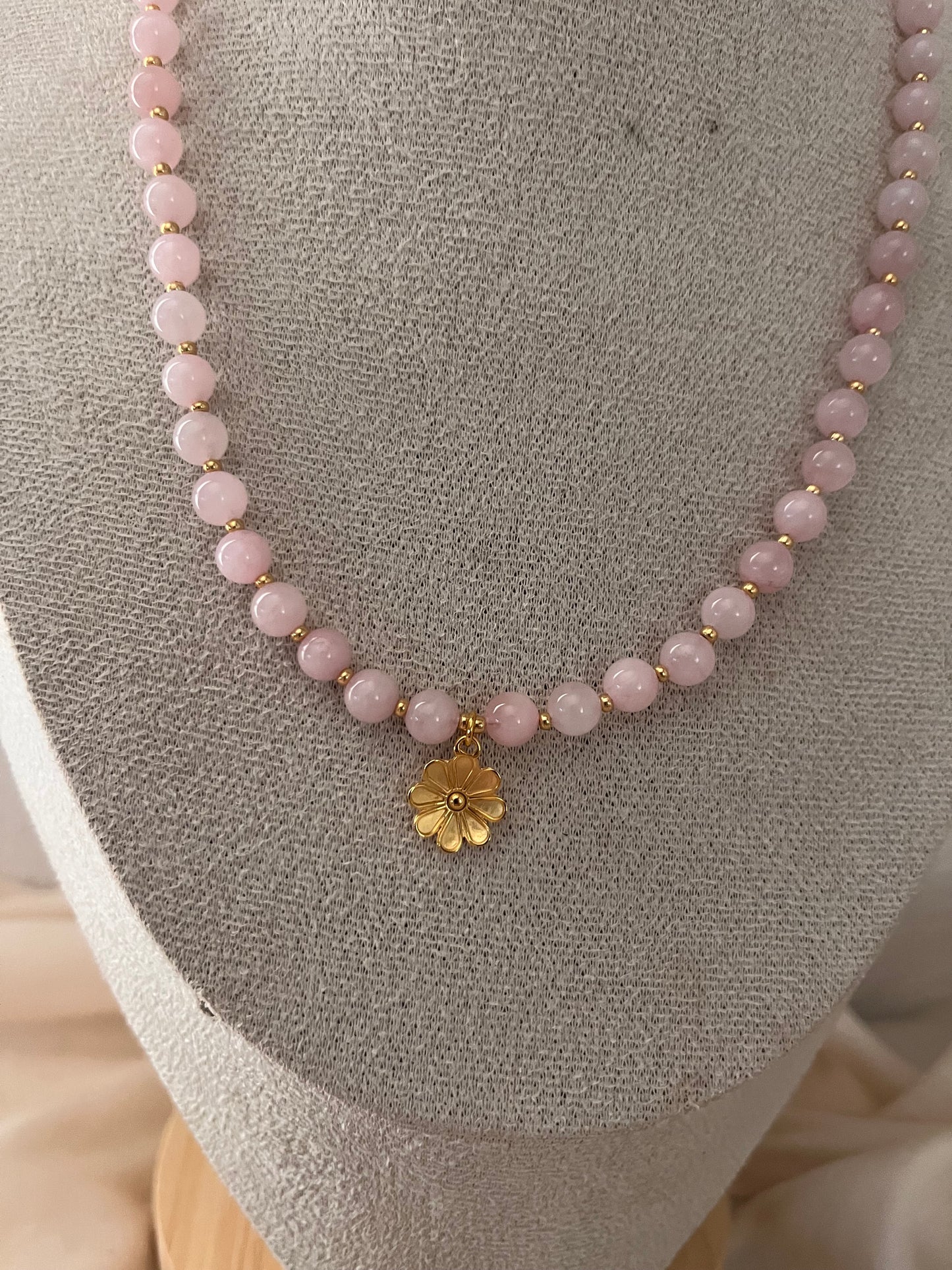 Collana con perle in Quarzo Rosa e pendente fiore 18k
