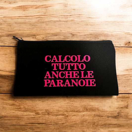 Pochette personalizzata “Calcolo tutto anche le paranoie” – Accessorio ironico