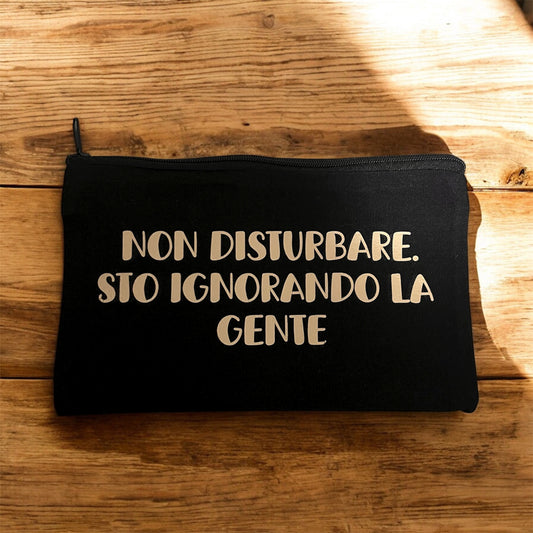 Pochette personalizzata “Non disturbare. Sto ignorando la gente” – Idea regalo ironica